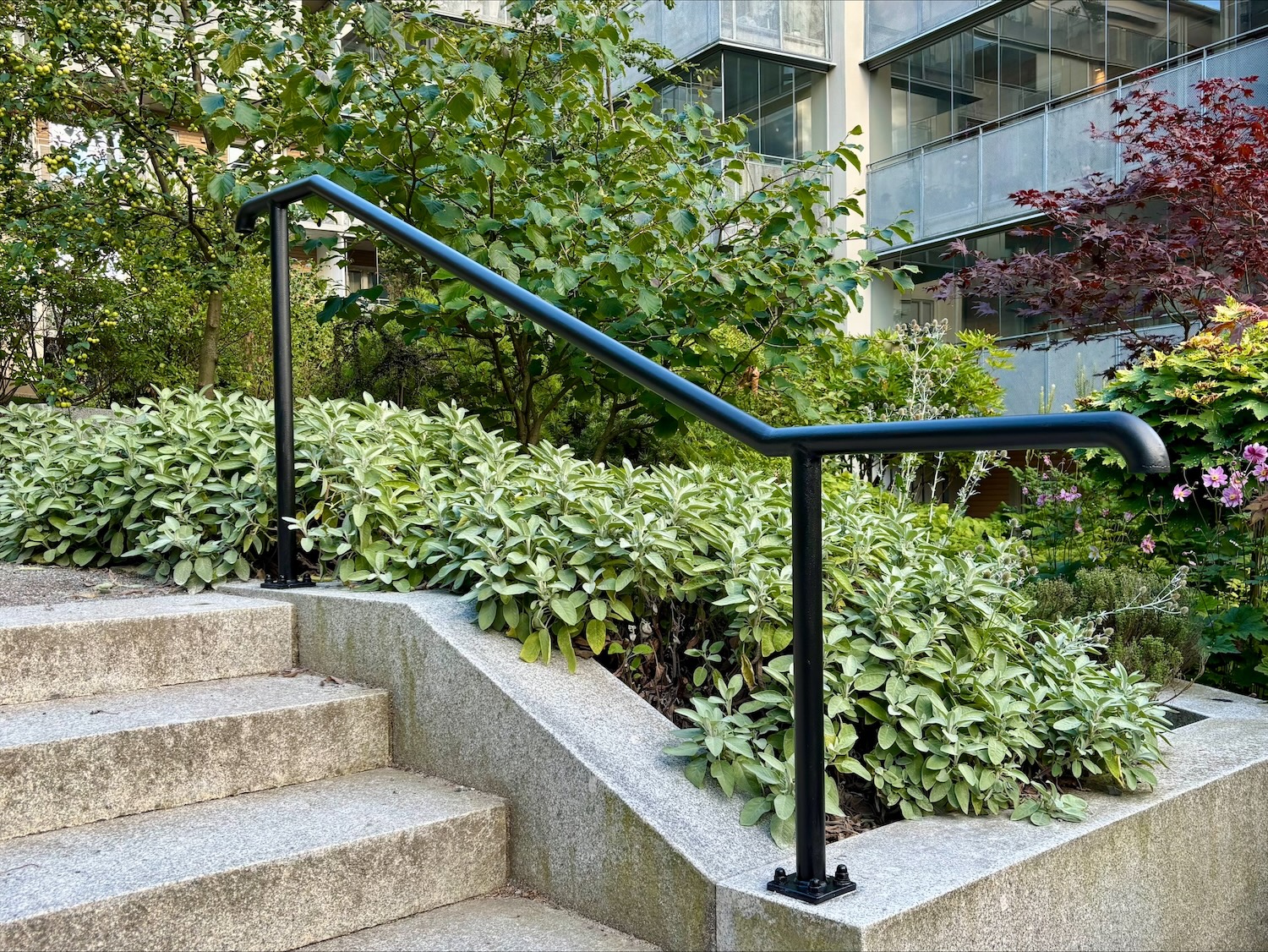 Nytt trappräcke på innergården